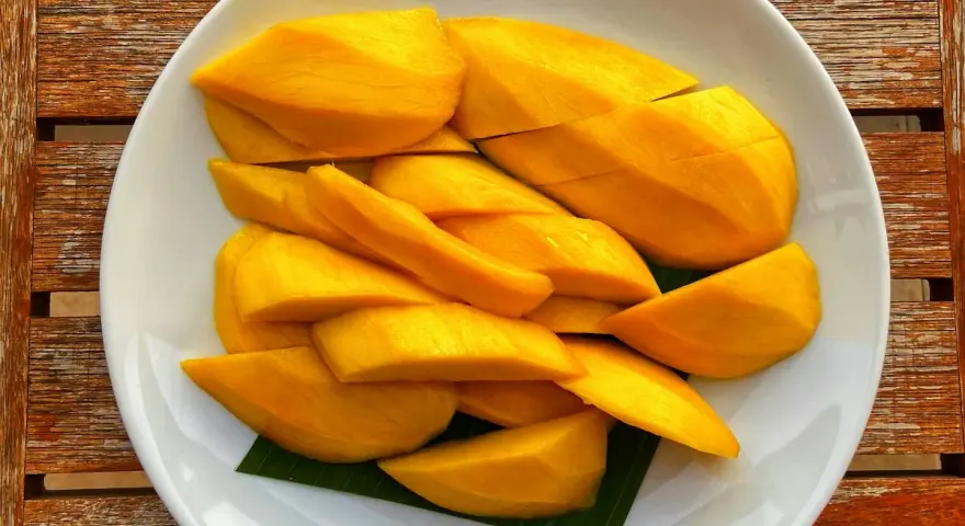 Czy pies może jeść mango? Bezpieczne przygotowanie i ryzyka