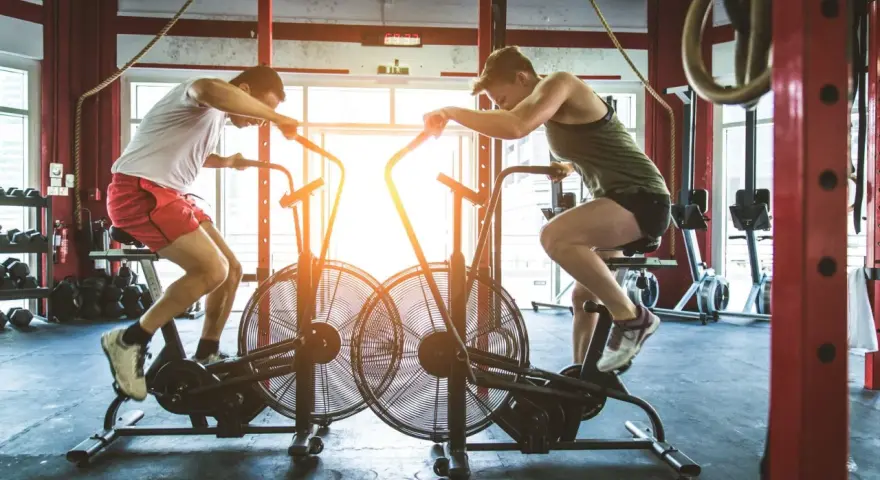 Trening CrossFit: jak wygląda i czy jest dla Ciebie? Przewodnik