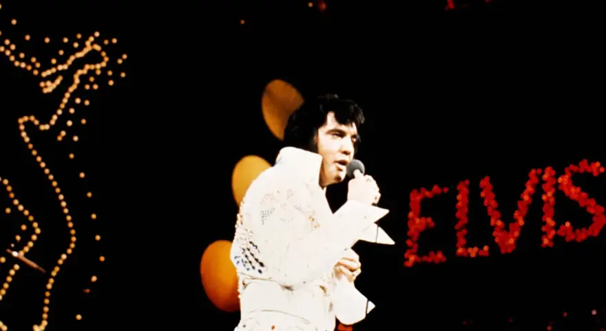 Elvis Presley singt in Hawaii, sein Name leuchtet in roten Lichtern.