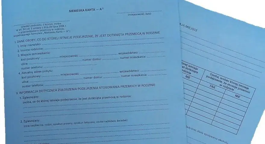 Niebieska karta wypełniana jest, gdy istnieje podejrzenie przemocy w rodzinie. Formularz zawiera dane osoby dotkniętej przemocą i sprawcy.