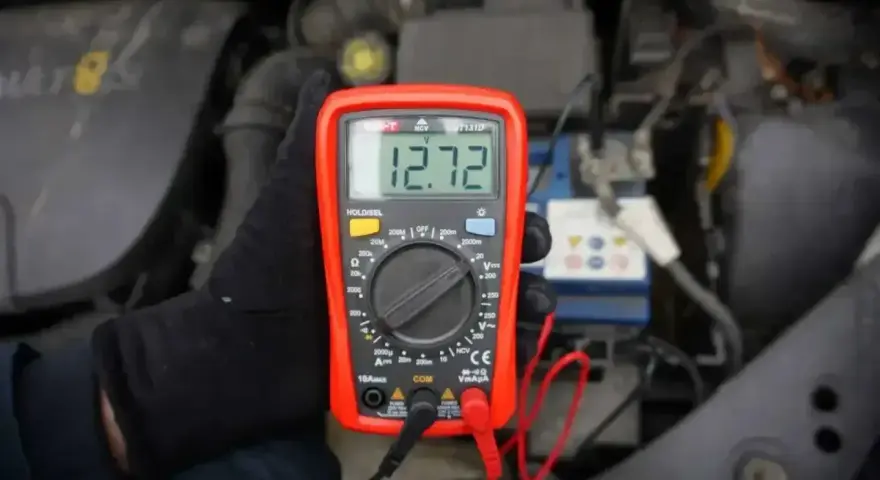 Pomiar napięcia akumulatora multimetrem. Wartość 12.72V wskazuje, że dopuszczalny spadek napięcia przy rozruchu silnika nie będzie problemem.