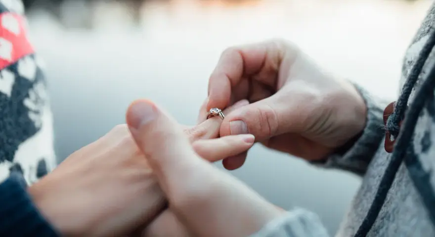 Czemu obrączka na palcu serdecznym? Odkryj jej głębokie znaczenie