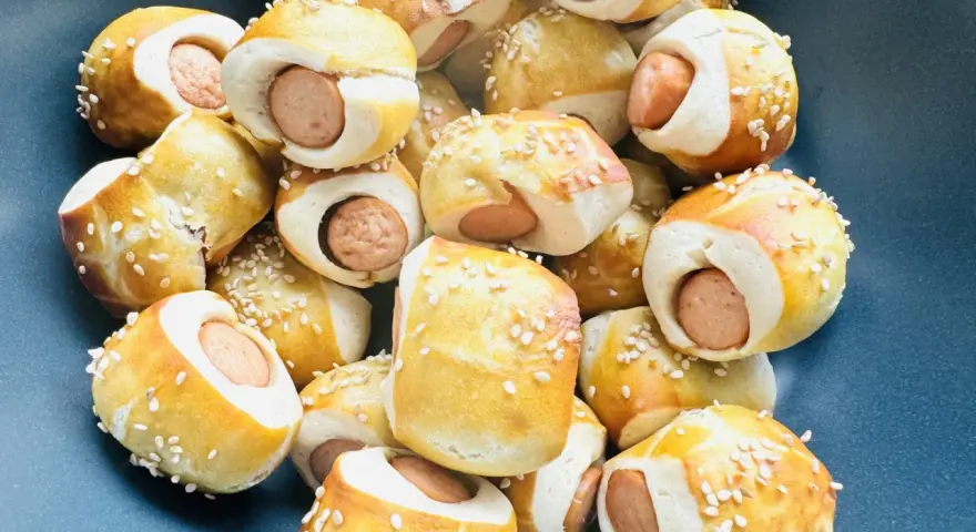 Leckere Würstchen im Teigmantel, bestreut mit Sesam. Perfekt als Fingerfood für eine Babyparty, diese Rezepte sind ein Hit!