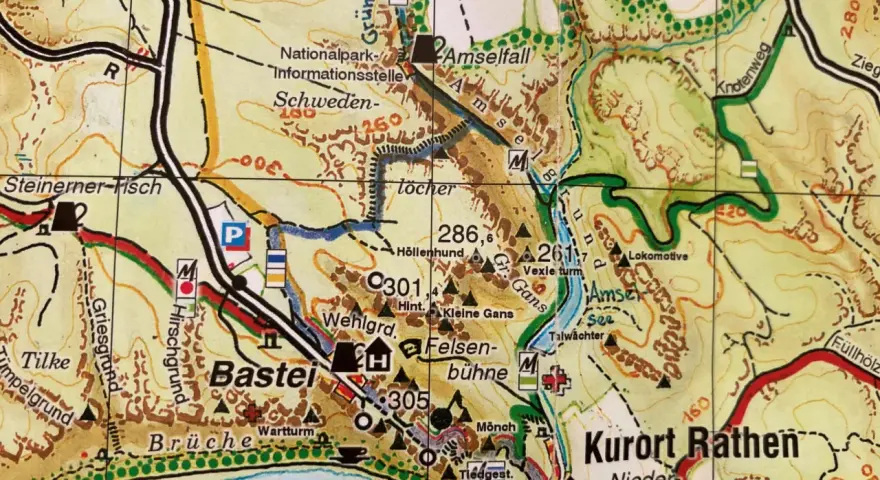 Mapa Szwajcarii Saksońskiej: Bastei, Kurort Rathen, Amselfall, wędrówki po skalnych bramach i punktach widokowych.