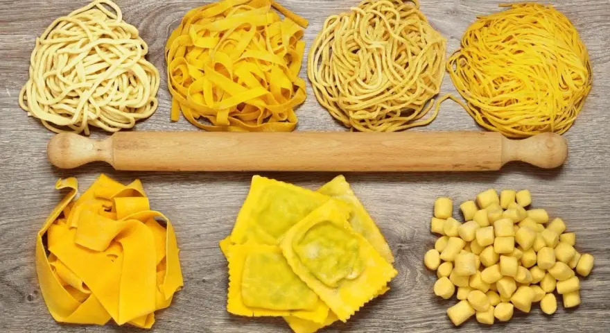 Różne rodzaje makaronów: od cienkich jak vermicelli czy capellini, przez tagliatelle, ravioli, po drobne gnocchi.