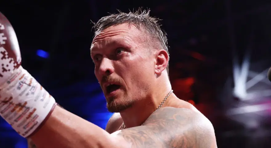 Usyk, z mokrymi włosami i zaciętą miną, kontynuuje budowanie swojego imponującego rekordu w boksie.