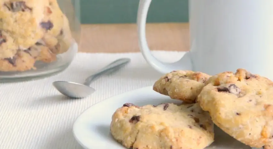 Galletas caseras con chispas de chocolate, perfectas para acompañar un café. ¡Una deliciosa receta de galletas!