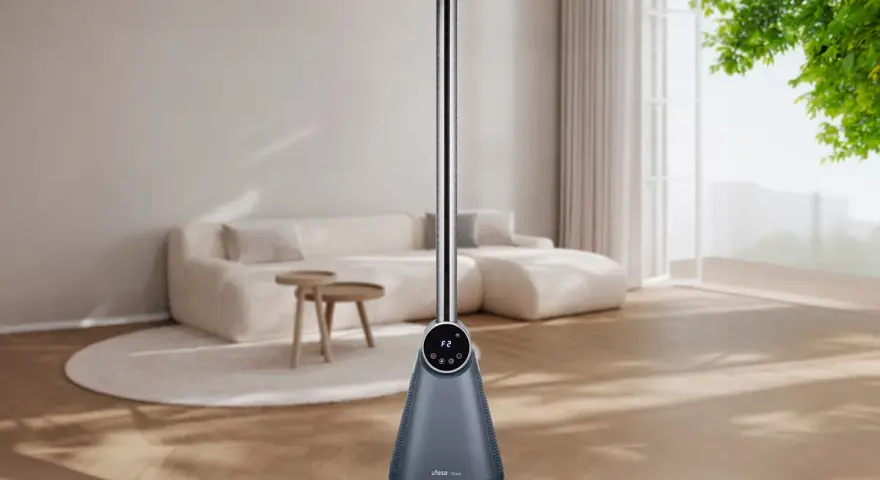 Moderno aireador ventilación torre en sala de estar, con sofá y mesa auxiliar.