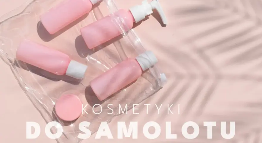 Różowe buteleczki na kosmetyki do samolotu w przezroczystej kosmetyczce. Idealne na podróż!