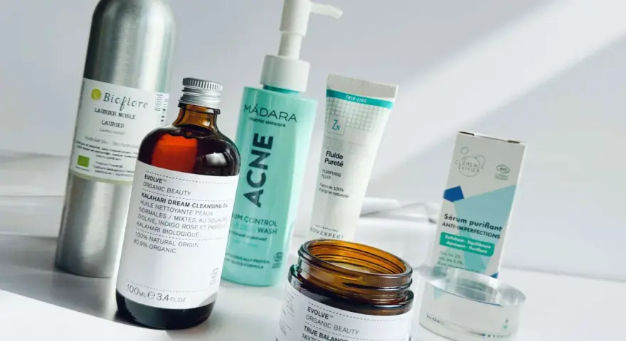 Une sélection de produits pour une routine visage bio : nettoyants, sérum, masque et fluide purifiant.