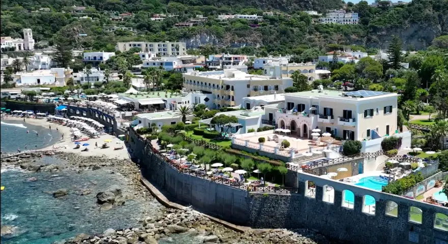 Hotel Tritone Ischia: Lusso, Terme e Spiaggia Privata | Guida Completa
