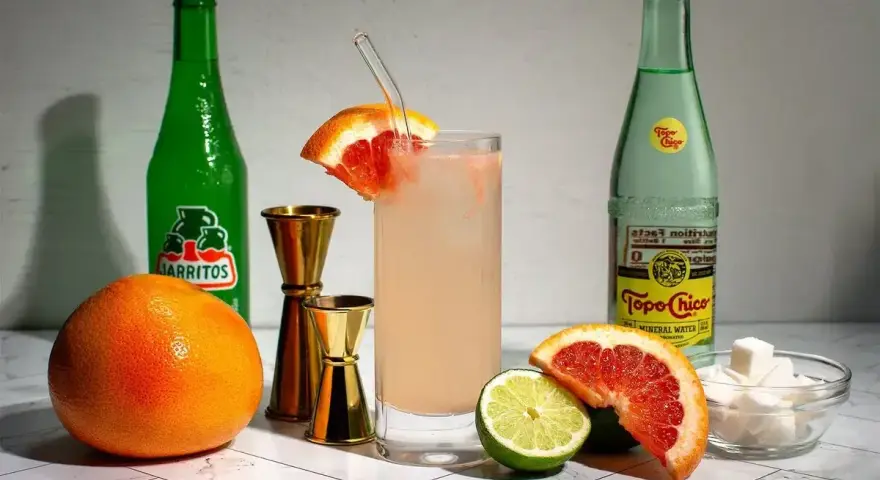 Orzeźwiające drinki z tequilą, grejpfrut, limonka, Jarritos i Topo Chico.