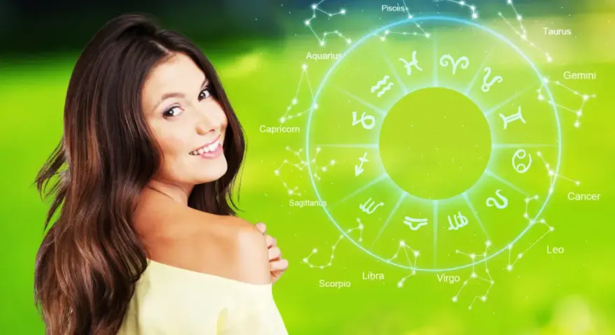 Uśmiechnięta kobieta na tle koła zodiaku. Sprawdź swój horoskop dzienny rak i odkryj, co przyniesie Ci dzień.