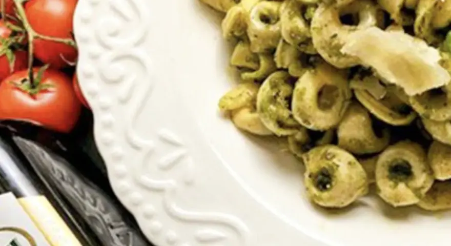 Jak podawać tortellini z pesto, aby zaskoczyć swoich gości?