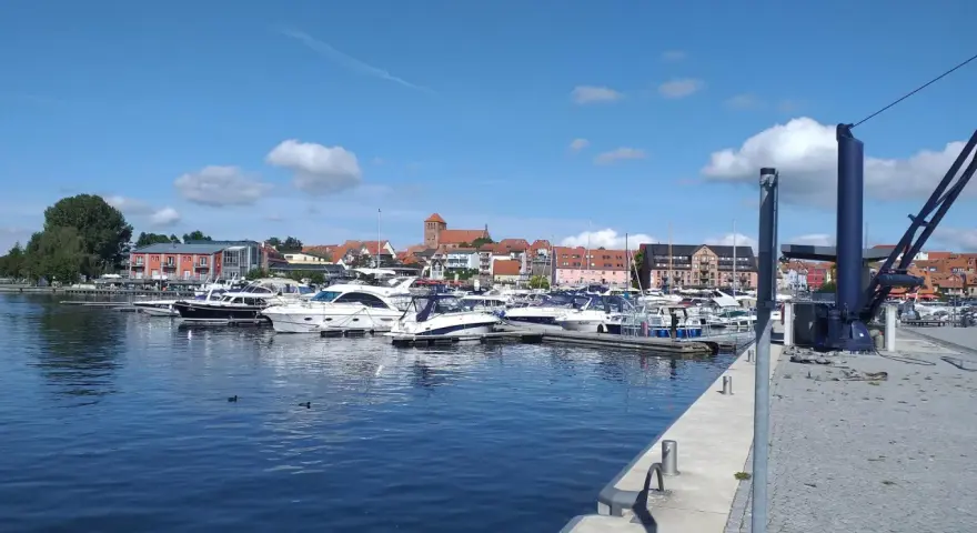 Boote im Hafen am Jabelschen See. Ein sonniger Tag mit blauen Himmel und Wolken.