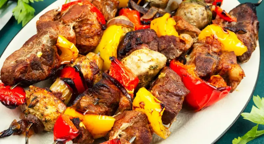 Szarańcza z mięsem i papryką, idealna do grillowania. Marynata nadała im wspaniały smak.