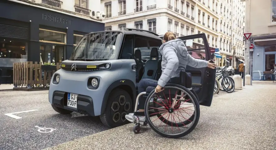 Citroen Ami, z myślą o dostępności, ułatwia wsiadanie osobie na wózku. Sprawdź jego dane techniczne!