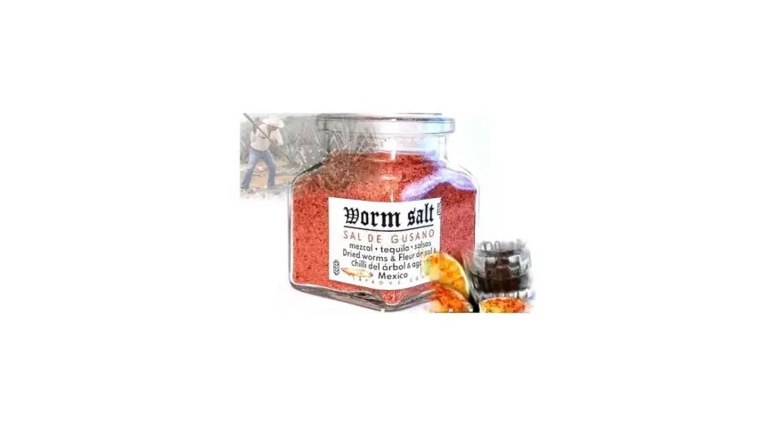 Słoik z czerwoną solą robakową, idealną do tequili. Na etykiecie widnieje napis "Worm salt" i grafika z meksykańskim rolnikiem.