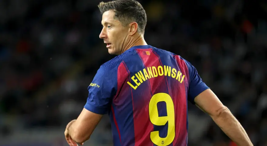 Robert Lewandowski w koszulce FC Barcelona z numerem 9 podczas meczu z Celtą Vigo.