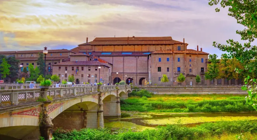 Ponte e edifici storici a Parma, un luogo incantevole da esplorare.