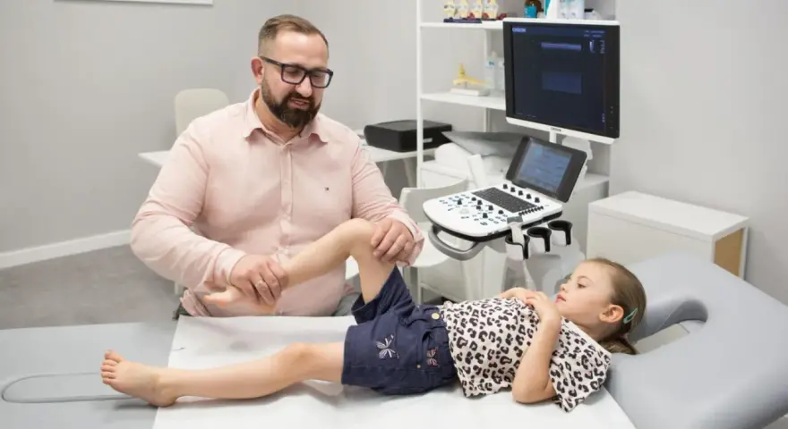 Ortopeda czy fizjoterapeuta? Wybierz dobrze i pozbądź się bólu!