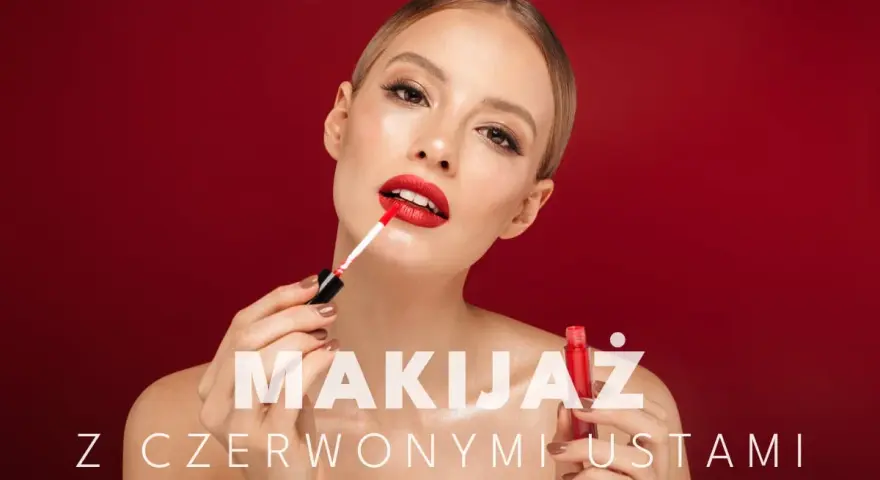 Kobieta z perfekcyjnym makijażem nakłada błyszczyk, tworząc zmysłowe, czerwone usta.