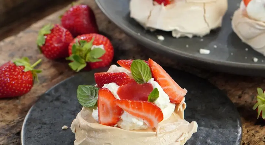 Pavlova mit Mascarpone und Erdbeeren: Ein leichtes Dessert, perfekt für den Sommer. Dieses Pavlova Rezept mit Mascarpone ist ein Genuss.