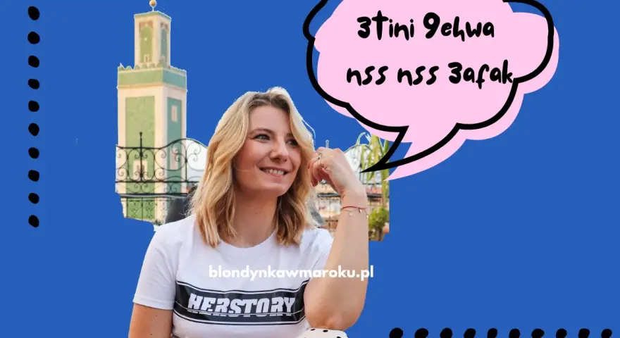 Kobieta w Maroku, z minaretem w tle, uśmiecha się. Dymek zawiera tekst po arabsku: "Daj mi kawę, proszę".
