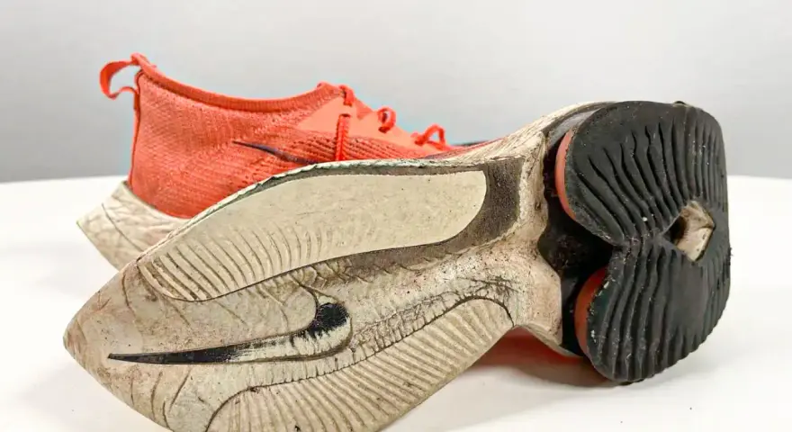 Scarpe da camminata usurate, con suola consumata e tomaia arancione. È ora di cambiarle per continuare a correre in sicurezza.