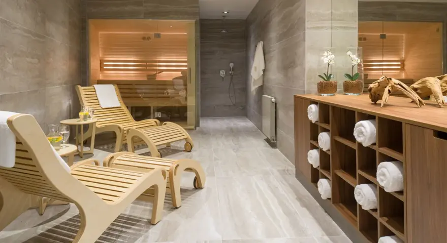 Sauna w hotelu: Jak korzystać, by czuć się komfortowo i bez gaf?
