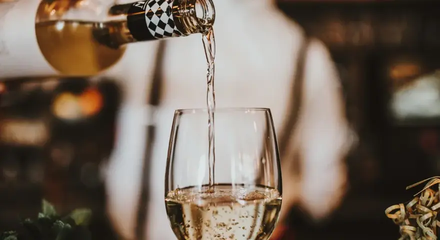 Wino bez korkociągu? 7 szybkich i bezpiecznych sposobów