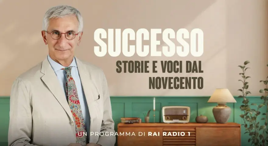 Un uomo con occhiali e cravatta colorata, sullo sfondo il titolo "Successo: Storie e voci dal Novecento". Un programma radiofonico che lo può diventare un film.