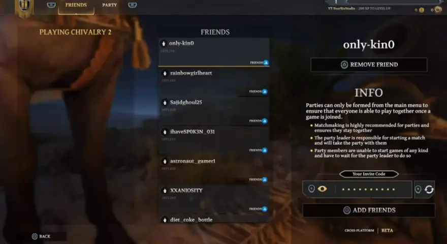 Menu gry Chivalry 2 z listą znajomych i opcją crossplay. Możesz zaprosić przyjaciół do wspólnej gry, niezależnie od platformy.