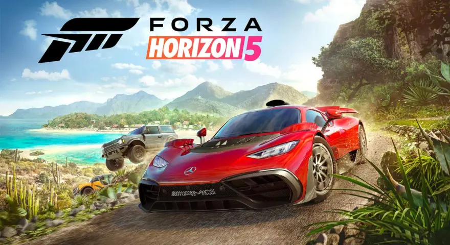 W Forza Horizon 5 ścigają się trzy samochody: czerwony supersamochód, szary SUV i pomarańczowy terenowy pojazd.