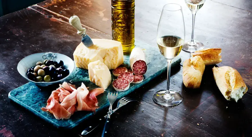 Perfekt vin till buffe: ost, salami, oliver, parmaskinka och nybakat bröd.