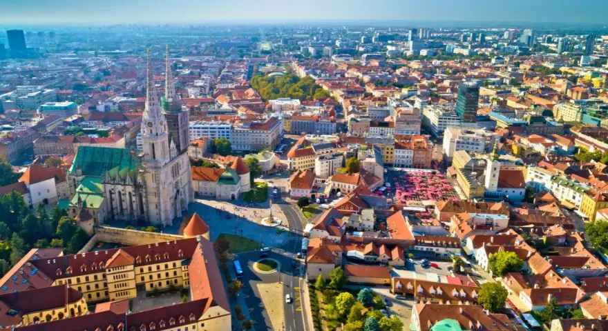 Widok z lotu ptaka na Zagrzeb z katedrą i czerwonymi dachami.