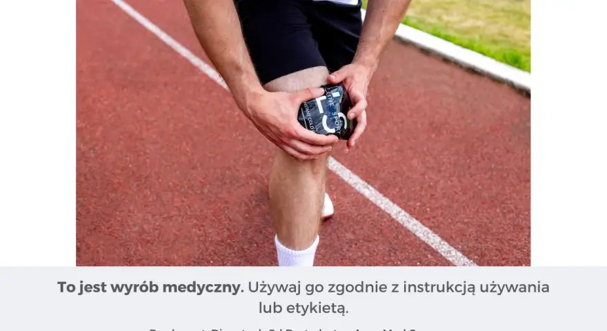 Sportowiec stosuje terapię zimnem na bolące kolano po treningu na bieżni. Zimny okład przynosi ulgę.