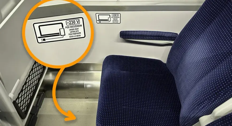 Na siedzeniu w TLK jest naklejka informująca, że pod siedzeniem znajdują się gniazdka 230V.