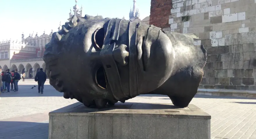 Rzeźba "Eros Bendato" Igora Mitoraja na Rynku Głównym w Krakowie.