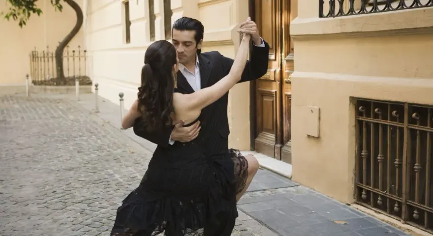 Para, tańcząc tango, przypomina o jego argentyńskich korzeniach.