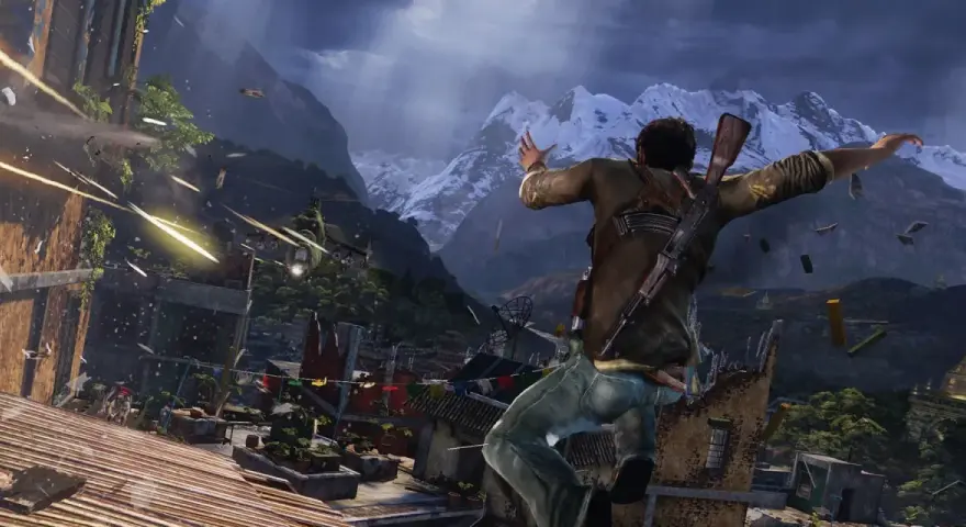 Nathan Drake salta en medio de un tiroteo, con un helicóptero y montañas nevadas de fondo. Un momento clave de la Uncharted 2 guia.