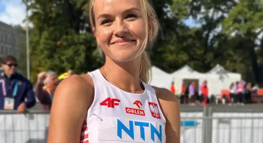 Uśmiechnięta Weronika Lizakowska w stroju sportowym z polskim orłem, gotowa do startu.