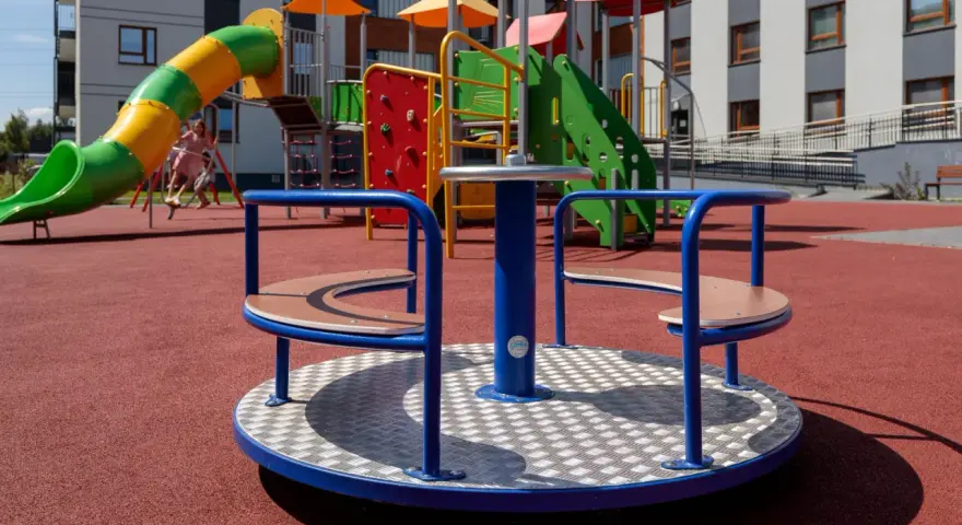 Ile kosztuje certyfikat na plac zabaw? Sprawdź ukryte koszty!