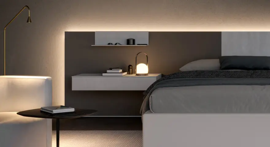 Elegante boiserie camera da letto moderna con illuminazione integrata, comodino sospeso e lampada di design.
