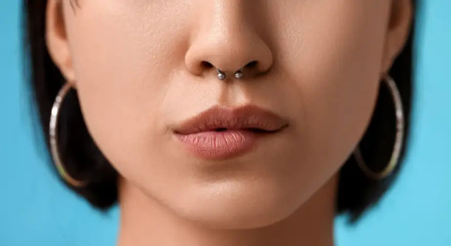 Kobieta z kolczykiem w nosie, tzw. septum.