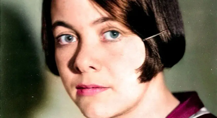 Närbild på Karin Boye med intensiv blick. Hennes dikter lever vidare.