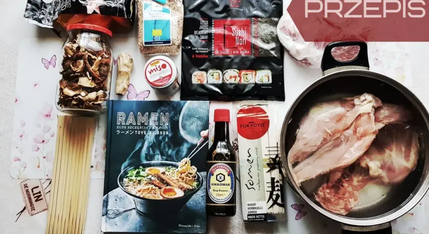 Składniki na pyszny ramen na pierwszy raz: suszone grzyby, nori, sos sojowy, makaron somen, sezam i kurczak do bulionu.
