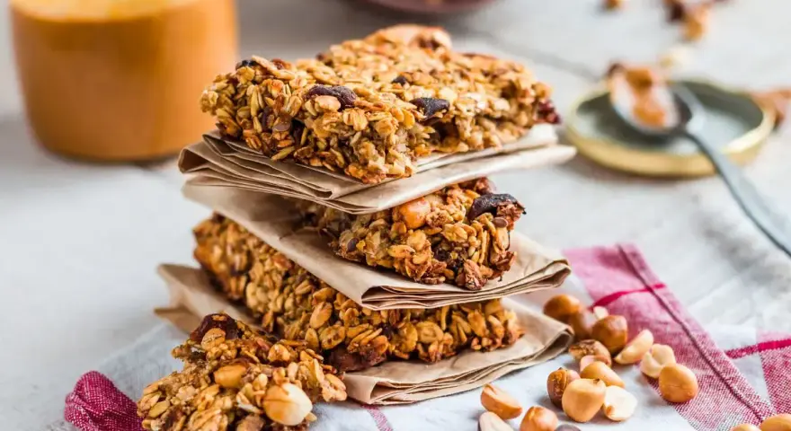Barrette fatte in casa, ricche di avena, frutta secca e semi, perfette per una pausa energetica.