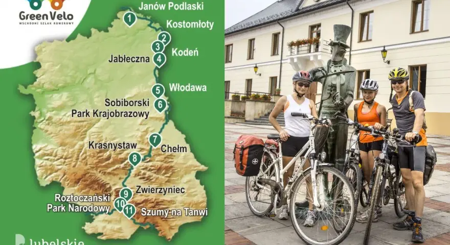 Rodzina na rowerach przy pomniku, planując podróż po szlaku Green Velo.