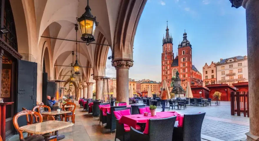 Klimatyczne restauracje Kraków Kazimierz zapraszają pod arkadami, z widokiem na Rynek Główny i Kościół Mariacki.